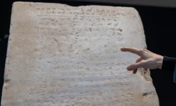 La tablette de marbre gravée des dix commandements et vendue aux enchères, le 9 décembre 2024 à la maison d'enchères Sotheby's à New York, aux Etats-Unis. (SPENCER PLATT / GETTY IMAGES NORTH AMERICA)