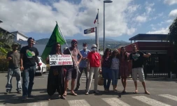 Etang-Salé : mobilisation d'Extinction Rebellion en soutien à une militante arrêtée par les gendarmes 