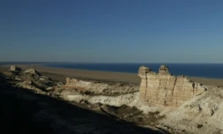 Le rivage de la mer d'Aral dans le nord-ouest de l'Ouzbékistan, le 26 septembre 2018 ( AFP / Sebastien BERGER )