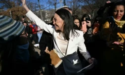 L'opposante vénézuélienne Maria Corina Machado salue des partisans après sa rencontre avec le président américain Donald Trump à la Maison Blanche le 15 janvier 2026 ( AFP / Brendan SMIALOWSKI )