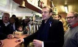 Emmanuel Macron a rencontré des habitants dans un bar PMU de Bully-les-Mines, dans le nord de la France le 9 novembre 2018