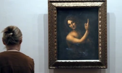 Un visiteur regarde le Saint Jean Baptiste de Léonard de Vinci au Louvre le 23 mars 2012 au Louvre