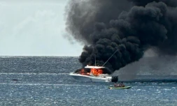 Un bateau prend feu au large de la plage de Roches Noires