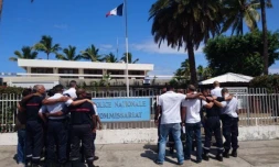 Rassemblement pompiers-police devant le commissariat du Port