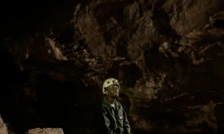 Le géologue sud-africain Tebogo Makhubela dans la grotte de Rising Star en Afrique du Sud le 26 juin 2024 ( AFP / MARCO LONGARI )