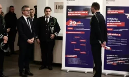 Le ministre de la Justice, Gérald Darmanin (G), à la prison de la Santé à Paris le 21 novembre 2025 ( AFP / Thibaud MORITZ )