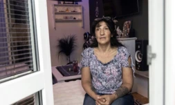 Anna Adamova, membre de la communauté Rom, victime d'une stérilisation illégale, lors d'une interview chez elle, le 16 janvier 2025 à Ralsko, en République tchèque ( AFP / Michal Cizek )