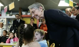 Élisabeth Borne dans une école à Rueil-Malmaison le 28 mars 2025 - Thomas SAMSON / AFP