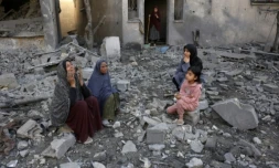 Des Palestiniennes sont assises sur le site d’une frappe israélienne à Jabalia, dans le centre de la bande de Gaza, le 30 mai 2025, sur fond de guerre entre Israël et le mouvement islamiste palestinien Hamas ( AFP / Bashar TALEB )