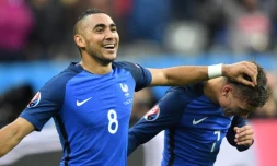 Montage de deux photos montrant le défenseur islandais Ragnar Sigurdsson (g) et l\'attaquant français Antoine Griezmann (d)