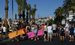 Des vacanciers traversent la Promenade des Anglais le 15 juillet 2016 à Nice au lendemain de l'attaque terroriste qui a fait 84 morts