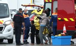 Des rescapés revêtent  des couvertures de survie  à la suite du naufrage de leur canot transportant des migrants qui tentaient de traverser la Manche depuis la France vers le Royaume-Uni, à Calais, dans le nord de la France, le 28 septembre 2026
