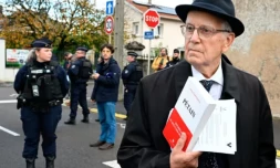 Le président de l'Association pour défendre la mémoire du maréchal Pétain (ADMP), Jacques Boncompain, devant l'église où a eu lieu une cérémonie en hommage à Pétain organisée par son association, le 15 novembre 2025, à Verdun dans la Meuse ( AFP / Jean-Christophe VERHAEGEN )