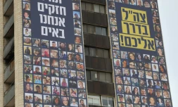 Un panneau géant affichant les portraits d'otages israéliens, à Jérusalem, le 22 novembre 2023