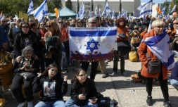 Rassemblement à Tel-Aviv pour rendre hommage à Shiri Bibas et ses deux garçonnets, morts en captivité à Gaza, le jour de leur funérailles, le 26 février 2025 ( AFP / Ahmad GHARABLI )