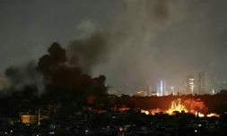 De la fumée s'élève et une boule de feu jaillit du site des frappes aériennes qui ont visé la banlieue sud de Beyrouth le 24 novembre 2024 ( AFP / - )