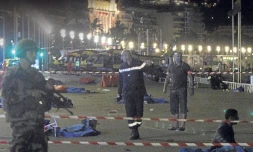 Policiers et pompiers sur la Promenade des Anglais où un camion a foncé le 14 juillet 2016 à Nice tuant 84 personnes