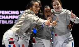  Les sabreuses françaises Sarah Balzer (g), Sarah Noutcha, Faustine Clapier et Toscane Tori à Tbilissi le 30 juillet 2025 © Vano SHLAMOV / AFP 