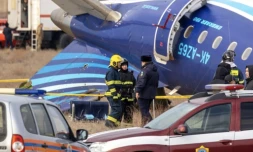 Des équipes d'urgence opèrent autour de l'avion d'Azerbaijan Airlines qui s'est écrasé près d'Aktaou le 25 décembre 2024 ( AFP / Issa Tazhenbayev )