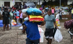 Des rescapés du "tsunami himalayen" quittent un camp de secours temporaire après avoir reçu une aide matérielle à Devighat, dans le district de Nuwakot au Népal, le 3 septembre 2026