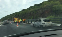 Voiture en feu sur la route des Tamarins