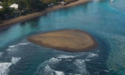 Un îlot éphémère à l'Etang-Salé-les-Bains 