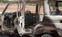 Vue de l'arriĂšre de la voiture calcinĂ©e oĂč se trouvaient les six Français et les deux NigĂ©riens tuĂ©s par des hommes armĂ©s dans la zone de KourĂ©, dans le sud-ouest du Niger, le 9 aoĂ»t 2020