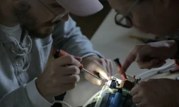 Des bénévoles réparent un appareil électrique dans un "repair café" à Paris, le 17 octobre 2024 ( AFP / Thomas SAMSON )