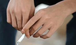 "L'objectif est trÚs clair : stopper l'entrée des jeunes dans le tabagisme en cessant de leur offrir l'accÚs au produit", explique le député écologiste Nicolas Thierry ( AFP / ROMEO GACAD )