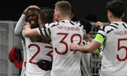 La joie du milieu de terrain de Manchester United, le Français Paul Pogba, félicité par ses coéquipiers aprÚs avoir ouvert le score contre l?AC Milan, lors de leur match retour de Ligue Europa, le 18 mars 2021 au stade San Siro