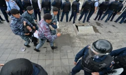 Des policiers kazakhs arrêtent des manifestants de l'opposition, le 9 juin 2019 à Nur-Sultan, alors que le pays tient ses premières élections sans l'ancien président Noursoultan Nazarbaïev