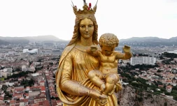 La "Bonne-Mère", statue de la vierge à l'enfant, au sommet de la basilique Notre-Dame de la Garde à Marseille, le 23 janvier 2025