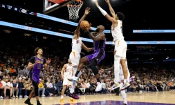 LeBron James (c.) est mis sous pression par Kevin Durant lors du match de NBA entre les Los Angeles Lakers et les Phoenix Suns, Ă Phoenix, le 28 octobre 2024