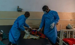 Le Dr Robert Musole (à droite), directeur médical de l'hôpital de Kavumu, en République démocratique du Congo, ausculte un nourrisson atteint d'une forme grave de mpox, le 24 août 2024
