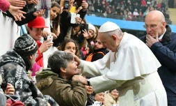 Le pape salue un fidèle à Malmö en Suède, le 1er novembre 2016
