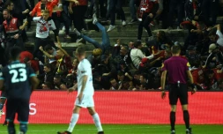 Des supporters lillois tombent après la chute d'une barrière dans une tribune, le 30 septembre 2017 au stade de la Licorne à Amiens