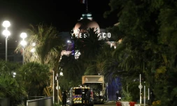 Des policiers près d'un camion qui a roulé dans la foule le 14 juillet 2016 à Nice, faisant 86 morts