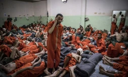 Des hommes soupçonnĂ©s d'ĂȘtre des partisans du groupe Etat islamique dĂ©tenus dans la prison de Sinaa Ă HassakĂ©, dans le nord-est de la Syrie, le 26 octobre 2019