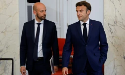 Le ministre français de la Transformation et des Services publics et délégué général de Renaissance Stanislas Guerini (G) et le président français Emmanuel Macron après des entretiens au palais présidentiel de l'Élysée, à Paris, le 21 juin 2022