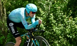 Le Danois Jakob Fuglsang pendant la 4e étape du Critérium du Dauphiné, le 7 juin 2017 entre La Tour-du-Pin et Bourgoin-Jallieu