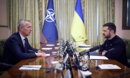 Le secrétaire général de l'Otan Jens Stoltenberg (G) et le président ukrainien Volodymyr Zelensky lors d'une conférence de presse, le 20 avril 2023 à Kiev