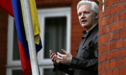 Le fondateur de Wikileaks, Julian Assange, fait une déclaration depuis le balcon de l'ambassade d'Equateur, le 19 mai 2017 à Londres