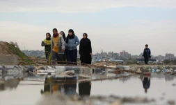 Des civils palestiniens marchent dans al-Mughraqa, dans le centre de la bande de Gaza, le 13 février 2025