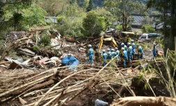 Des équipes de secours recherchent des victimes d'un tremblement de terre, le 17 avril 2016 à Minami-Aso, dans la régino de Kumamoto, au Japon