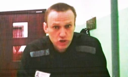 L'opposant russe Alexeï Navalny témoigne via un lien vidéo lors d'une audience préliminaire dans le cadre d'un procÚs pour "extrémisme" dans un tribunal de Moscou, le 22 juin 2023