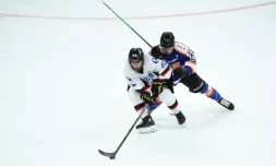 Match de hockey opposant les équipes de Beijing Arcfox de Liu Zihao (à gauche) à Beijing Shougang de Zhang Zhuo organisé comme test pour les JO de Pékin, le 8 novembre 2021 