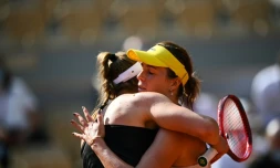 La Russe Anastasia Pavlyuchenkova (d), victorieuse de son quart de finale contre sa partenaire de double, la Kazakhe Elena Rybakina, le 8 juin 2021 au tournoi de Roland Garros