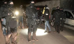 Des policiers du Raid et de la PJ sécurisent les lieux après une opération anti-terroriste visant une cache d'armes présumée de l'ETA, le 16 décembre 2016 à Louhossoa (Pyrénées-Orientales)