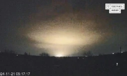 Capture d'écran d'une vidéo diffusée par l'ONG ukrainienne "Come Back Alive" montrant des explosions sur la ville ukrainienne de Dnipro, le 21 novembre 2024