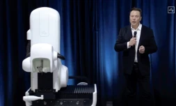 Capture vidéo réalisée à partir du livestream Neuralink montrant Elon Musk à cÎté d'un prototype du robot chirurgien conçu par Neuralink lors d'une présentation, le 28 août 2020